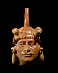 Präkolumbische Kunst, Moche-Kultur (Mochica): anthropomorphe Vase mit dem Gesicht eines Anführers. 200 v. Chr.-700 n. Chr. Lima, Nationalmuseum für Anthropologie und Archäologie, Peru