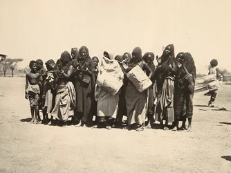 Bau eines Imperiums im faschistischen Zeitalter: bunte Gruppe muslimischer Frauen, 09/05/1936