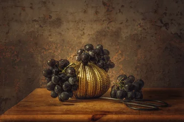 Elegante goldene Trauben-Stillleben