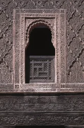 Ansicht eines Fensters im Innenhof der Ali ben Youssef Medersa, erbaut von den Saadiern im Jahr 1565 (Zedernholz und Stuckarbeit)