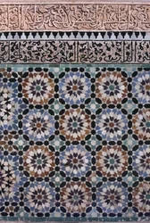 Wand des Hauptinnenhofs, Detail, erbaut von den Saadiern im Jahr 1565 (Zellij-Fliesenarbeit und Stuckarbeit)