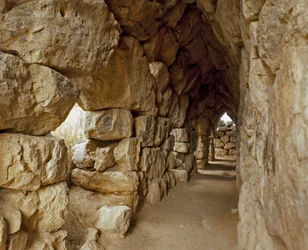Mykenische Kunst: Überdachter Durchgang der mykenischen Zitadelle, Stadt Tiryns