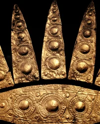 Mykenische Kunst: Detail eines goldenen Grabdiadems aus Grab III, Mykene, 16. Jahrhundert v. Chr., Maße 14 cm, Athen, Archäologisches Nationalmuseum