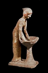 Mykenische Kunst: Figur einer Frau, die Mehl mahlt. 16. Jahrhundert v. Chr. Straßburg, Archäologisches Museum