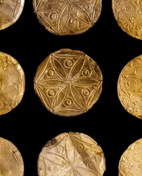 Mykenische Kunst: goldene Zeremonialscheiben zur Verzierung der Kleidung aus Grab III, Mykene. 16. Jahrhundert v. Chr. Athen, Archäologisches Nationalmuseum