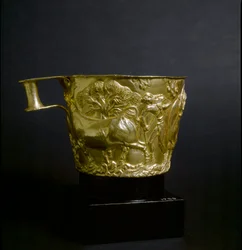 Mykenische Kunst: Goldbecher dekoriert mit einer Szene der Stierjagd. 1500 v. Chr. Vom Vaphio-Gelände in der Nähe von Sparta.