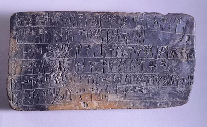 Tafel mit Linear B Inschrift, Terrakotta aus den Archiven des Nestor-Palastes in Pylos (Griechenland), mykenische Zivilisation, ca. 13. Jahrhundert v. Chr.