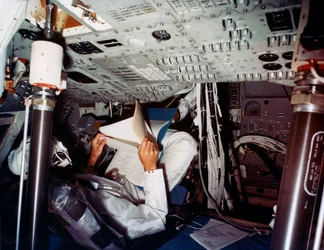Ein Astronaut in einem NASA-Kommandomodul, 1970er Jahre