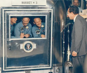 Präsident Richard M. Nixon begrüßt die Apollo 11 Astronauten an Bord des Bergungsschiffs USS Hornet
