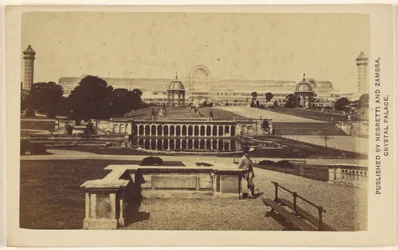 Außenansicht des Crystal Palace Gebäudes und Geländes