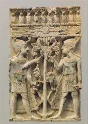 Möbelplakette, hochreliefgeschnitzt mit zwei ägyptisierenden Figuren, die einen Volutenbaum flankieren, ca. 9.-8. Jahrhundert v. Chr. (Elfenbein)