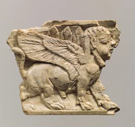 Möbelplakette mit Relief eines Sphinx, um 9.-8. Jahrhundert v. Chr.