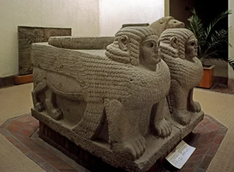 Neohittitische Kunst: Basaltsäulenbasis mit Sphinxdekor