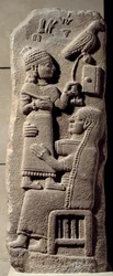 Basaltrelief, das den Schreiber Tarhunpiyas auf dem Schoß seiner Mutter darstellt, der die Schrift und einen Jagdfalken hält