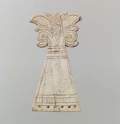 Eingeritztes Pferdefrontlet in Form eines blühenden, voluten Palmettenbaums, 9.-8. Jahrhundert v. Chr.