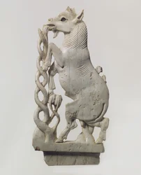 Durchbrochene Möbelplakette mit einem sich aufbäumenden Ziegenbock, ca. 9.-8. Jahrhundert v. Chr.