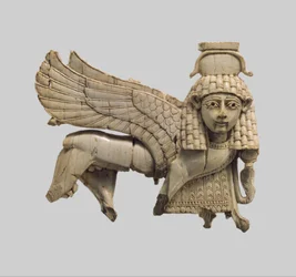 Durchbrochene Plakette mit schreitender Sphinx