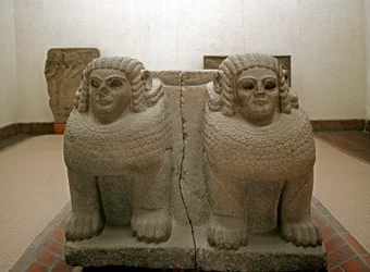 Neohititische Kunst: Basaltsäulenbasis dekoriert mit einer Sphinx. Vom Standort Samal (heutiges Sam
