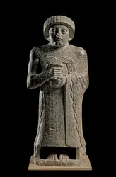 Sumerische Kunst: Detail der Statue des Gudea, Fürsten von Lagasch, bekannt als „mit der sprudelnden Vase“ und der Göttin Geshtinanna gewidmet