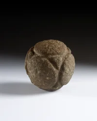 Geschnitzte Kugel, Spätneolithikum, Schottland, ca. 3750-2000 v. Chr.