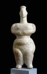 Griechische Kunst: „weibliche Statuette von Sparta“. Marmorskulptur. Athen, Nationales Archäologisches Museum