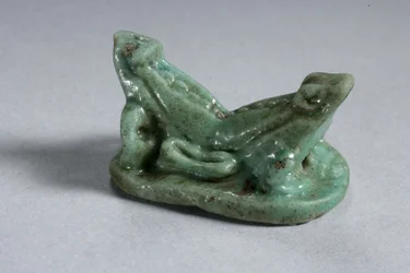 Skarabäus von zwei verbundenen Fröschen, 18.-19. Dynastie, 1540-1186 v. Chr. (Faience)