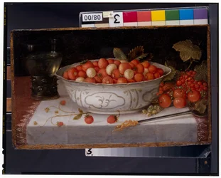 Stillleben mit Walderdbeeren in einer Wanli-Porzellanschale