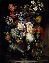 Blumen in einer Vase auf einem Sims