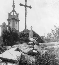 Beschädigte Gräber, alter Gemeindefriedhof, Ypern, Belgien, Erster Weltkrieg, um 1914-1918