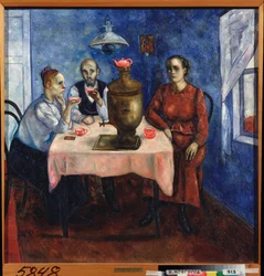 Teetrinken (Szene aus dem Alltag, eine traurige Familie trinkt Tee um einen Samowar)