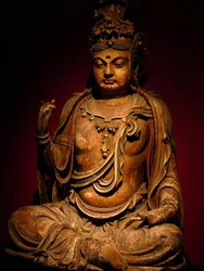 Bemalte Holzskulptur eines Bodhisattva, Song-Dynastie (960-1279), Shanghai Nationalmuseum. Fotografie, Leonard de Selva, China, 2006