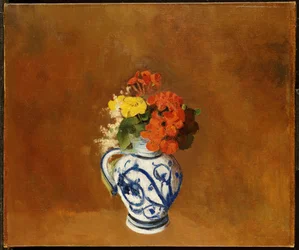 Geranien und andere Blumen in einer Steingutvase