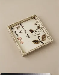 Kuchenteller mit Pflaumendesign, frühes 18. Jahrhundert