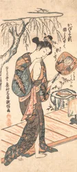 Frau im gelockerten Kimono kommt aus dem Bad