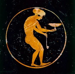 Attische rotfigurige Schale mit nacktem Mädchen mit Schale und Kelle innen, 520 v. Chr.