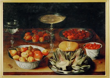 Artischocken, Obst und Tassen