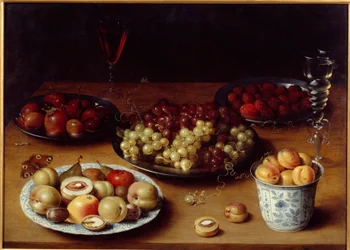 Stillleben mit Obst und Glas. Ein Tisch bedeckt mit Pflaumen, Aprikosen, Pfirsichen, Birnen, Trauben, Himbeeren und einem Glas Rotwein. Gemälde von Osias Beert I, 17. Jahrhundert