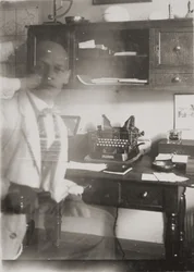 [Selbstporträt an der Schreibmaschine, Atelier in der Prellerstraße]