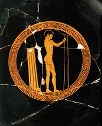 Junger Athlet bereitet sich auf den Speerwurf vor