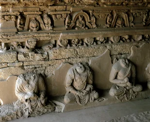 Statuen von Buddha im alten buddhistischen Kloster im Haripur-Distrikt, 2. bis 1. Jahrhundert v. Chr.