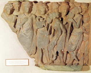Der Sieg über die Schlange, Relief mit der Darstellung Buddhas, der den ehrfürchtigen Brahmanen die gefürchtete Schlange präsentiert, griechisch-buddhistischer Stil, 1.-4. Jahrhundert