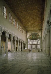 Innenansicht der Kirche von St. Sabina, Mittelschiff, gegründet im 5. Jahrhundert