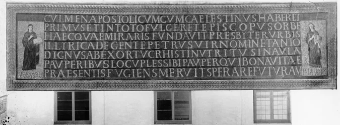 Sieben Hexameter flankiert von zwei Figuren, eine darstellend die Kirche der Juden (ex-circumcisione) und die andere die Kirche der Heiden (ex-gentibus) (Mosaik)