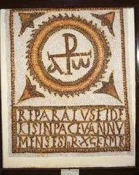 Das Uppenna-Mosaik, Mosaikarbeit, die ein Grab mit einer Inschrift darstellt: Alpha und Omega (der Anfang und das Ende)
