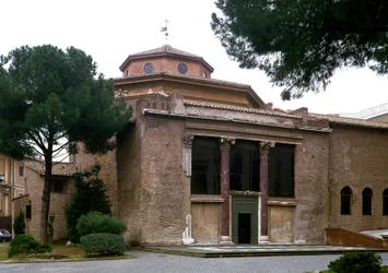Blick auf das frühchristliche Baptisterium von San Giovanni in Laterano (St. Johannes Lateran) (battistero lateranense o san Giovanni in Fonte), erbaut um 440. Rom