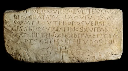 Paläochristliche Kunst: Epitaph von Leucadia. Platte aus der alten Kirche der Makkabäer in Lyon. Paris, Louvre Museum