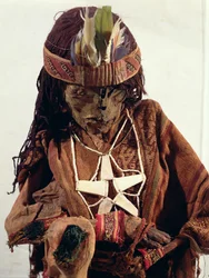 Mumie mit Knochenschmuck, ca. 200 v. Chr.