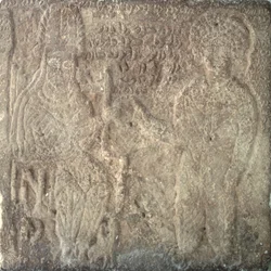 Seltene Stele, die Artabanus V., den letzten parthischen König, zeigt, wie er Khwasak, den Satrapen von Susa, einsetzt: Er überreicht ihm einen Ring als Zeichen seiner Autorität, aus Susa, Iran, 14. September 215 n. Chr.