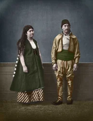 Porträt einer bulgarischen Frau aus Sofia und eines bulgarischen Mannes um 1890. Kolorierte Fotografie von Pascal Sebah (1838-1890).