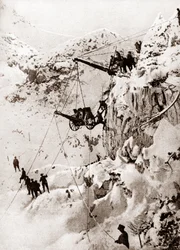 Aufstellung eines italienischen Artilleriegeschützes auf einem Berggipfel, ca. 1914-1918